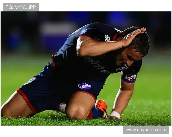 桑托斯门将布拉萨头部遭重击肿起大包晕倒离场令人揪心